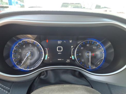 Used 2023 Chrysler Pacifica Touring FWD image 8