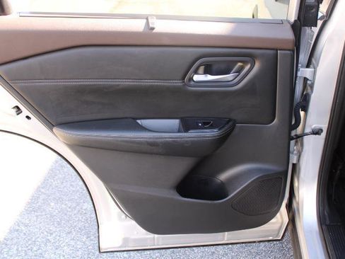 Used 2022 Nissan Rogue SV w/ SV Premium Package FWD image 17