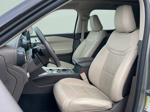 Used 2020 Ford Explorer Platinum w/ Premium Technology Package image 23