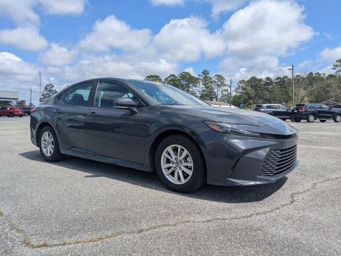 Used 2025 Toyota Camry LE image 2