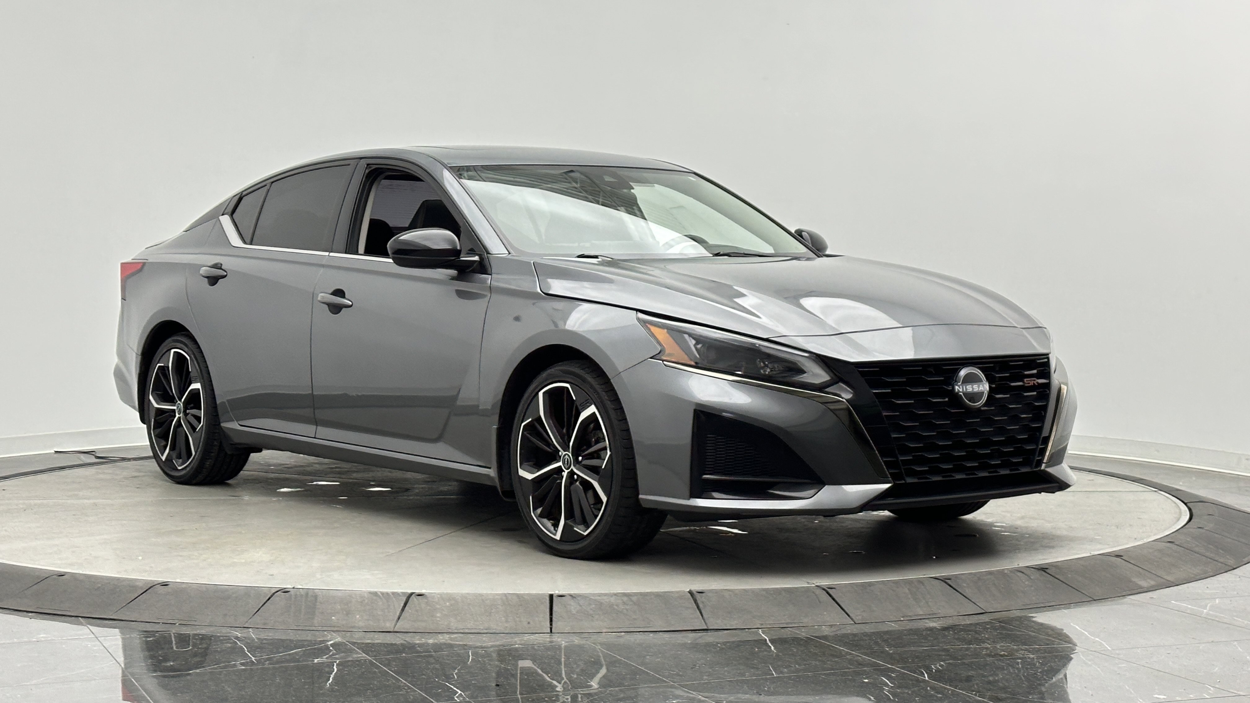 Used 2023 Nissan Altima 2.5 SR w/ SR Premium Package FWD image 3