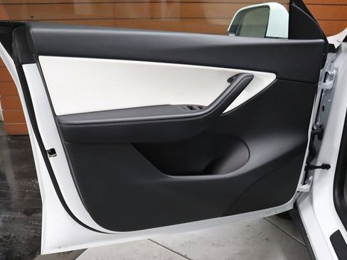 Used 2022 Tesla Model Y Long Range image 27