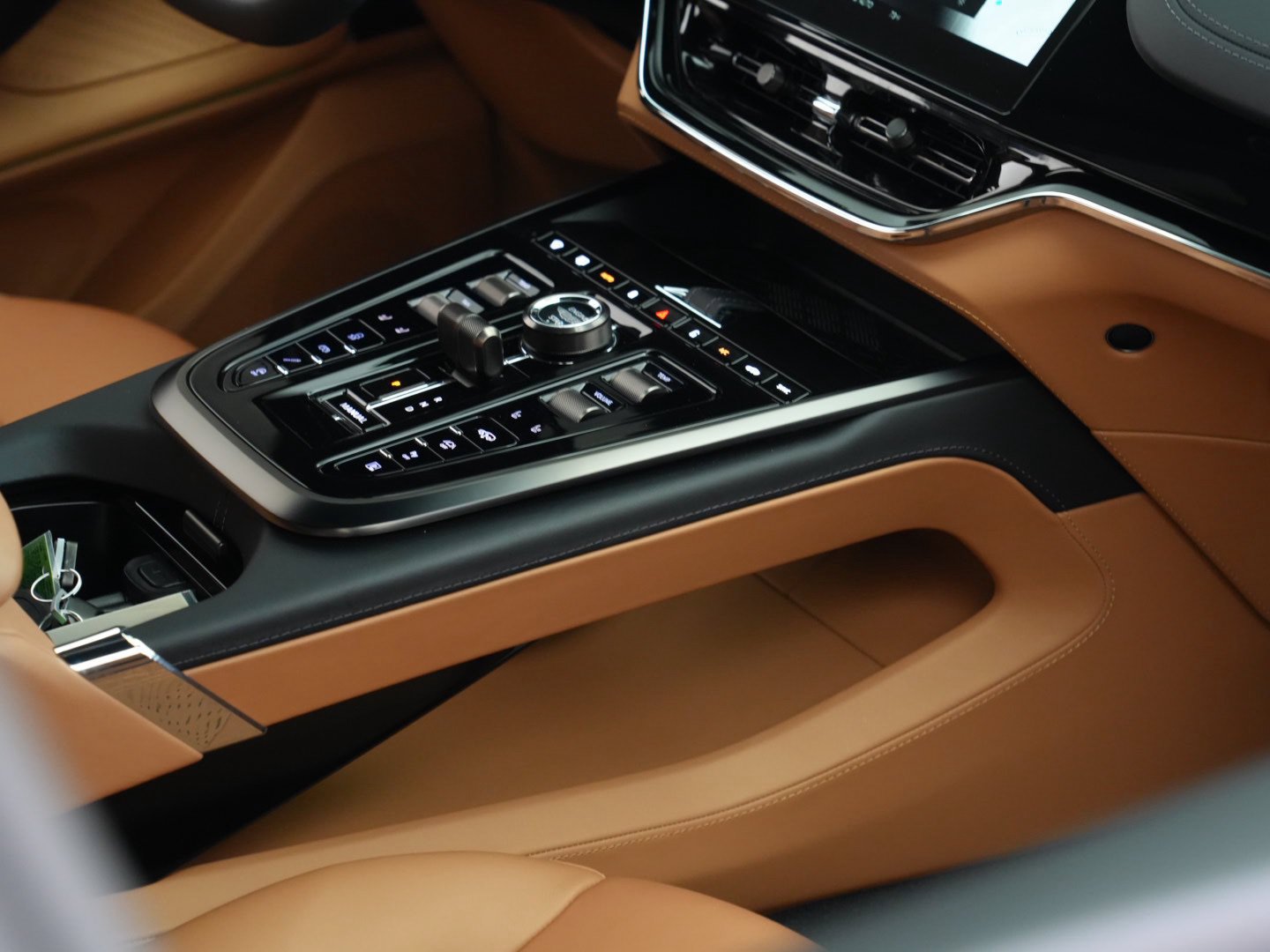 Used 2025 Aston Martin DBX 707 AWD/4WD image 38