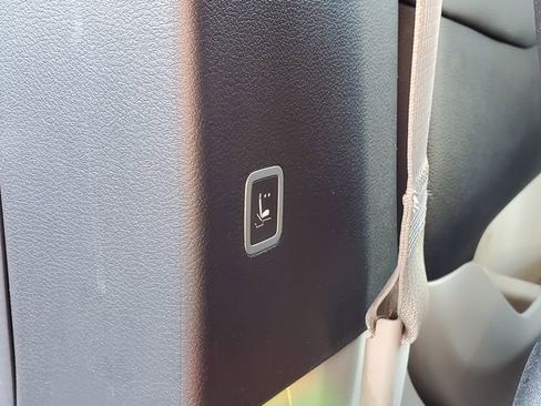 Certified 2023 Chrysler Pacifica Touring-L image 24