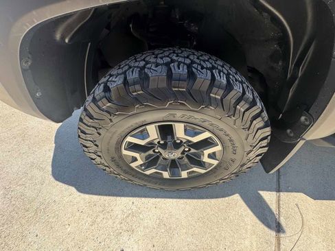 Used 2020 Toyota Tacoma TRD Off-Road AWD/4WD image 32