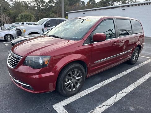 Used 2016 Chrysler Town & Country S image 4
