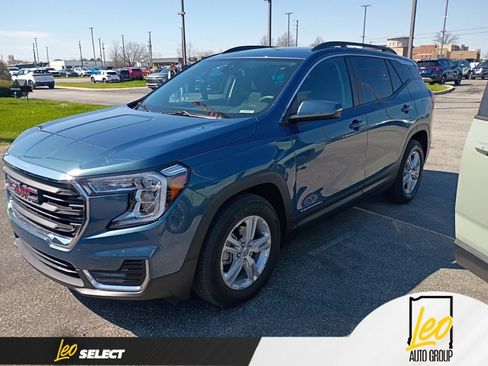 Used 2024 GMC Terrain SLE w/ Driver Convenience Package image 1