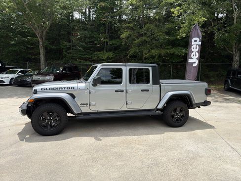 Used 2021 Jeep Gladiator Sport AWD/4WD image 4