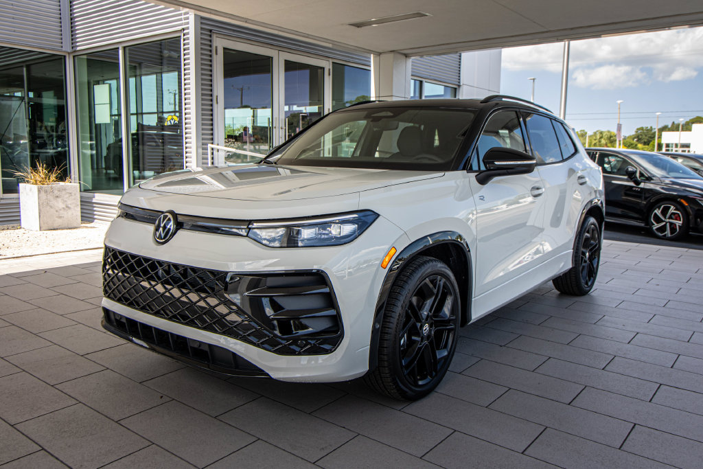 New 2026 Volkswagen Tiguan SE R-Line FWD image 11