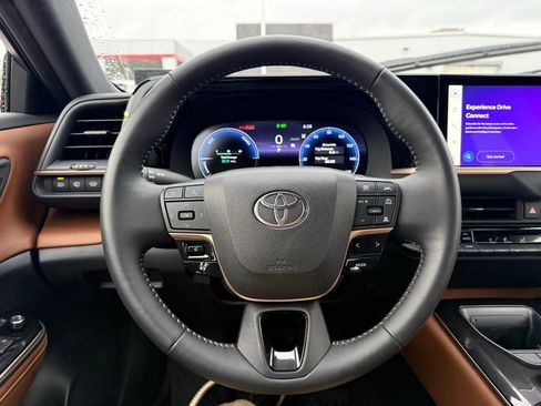 Used 2025 Toyota Crown Signia AWD/4WD image 12