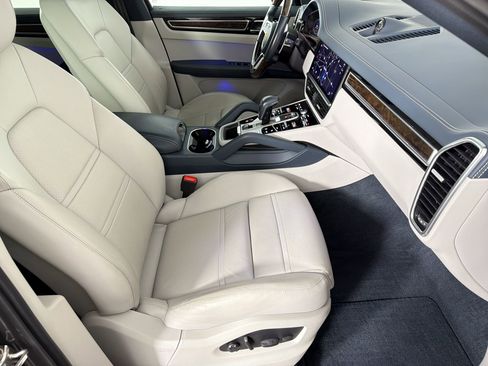 Certified 2022 Porsche Cayenne E-Hybrid Coupe AWD/4WD image 30
