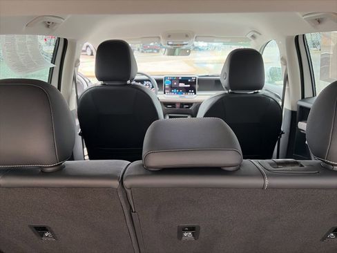 Certified 2025 Volkswagen Tiguan SE image 15