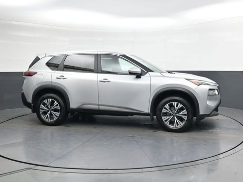 Used 2023 Nissan Rogue SV image 3