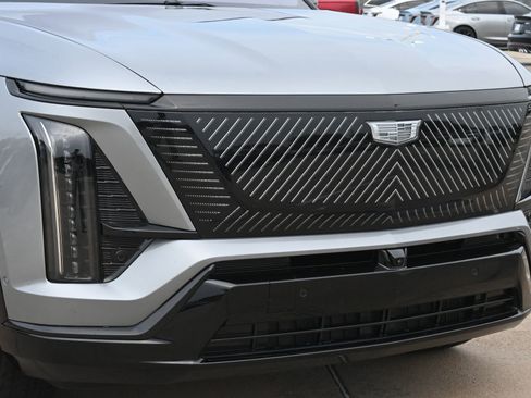 Used 2026 Cadillac Vistiq Premium Luxury w/ LPO, Floor Liner Package AWD/4WD image 27