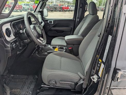 Used 2025 Jeep Wrangler Unlimited Sahara AWD/4WD image 3