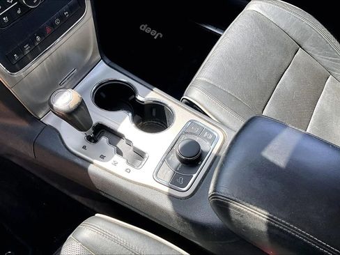 Used 2013 Jeep Grand Cherokee Overland AWD/4WD image 23