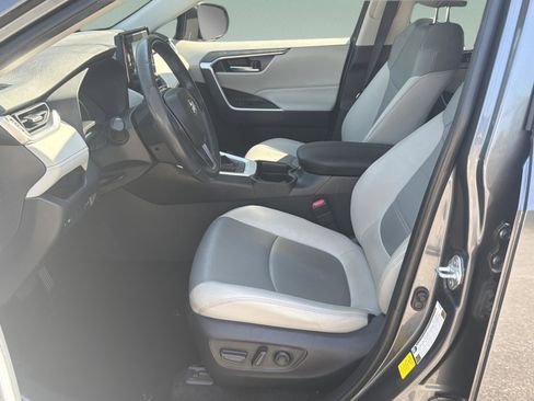 Used 2019 Toyota RAV4 XLE Premium FWD image 18