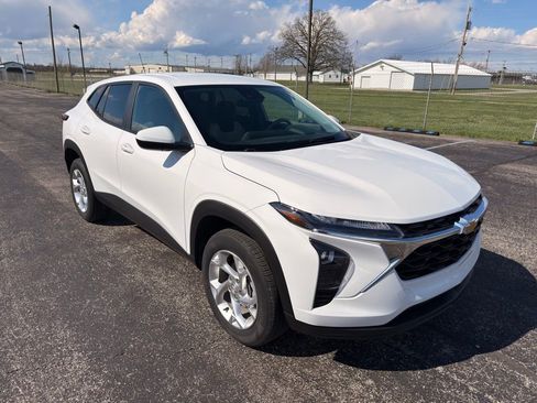 Used 2024 Chevrolet Trax LS w/ LS Convenience Package image 3