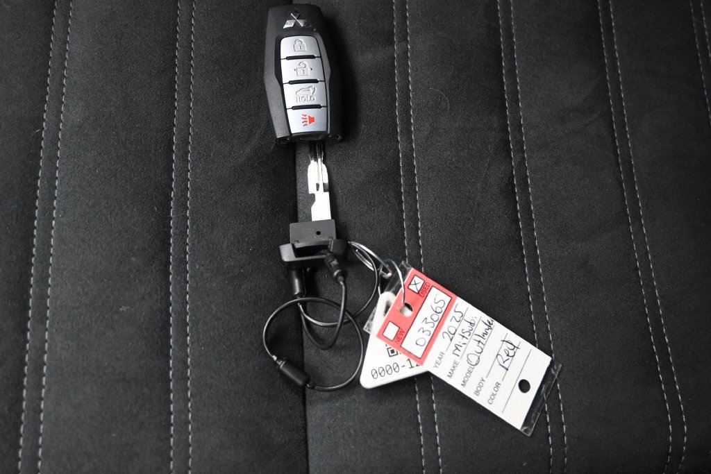 Used 2025 Mitsubishi Outlander SE AWD/4WD image 13
