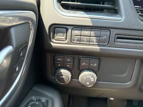 Used 2022 Chevrolet Tahoe Z71 w/ Luxury Package AWD/4WD image 23