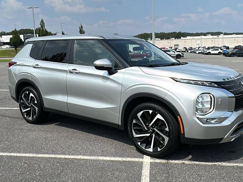 Used 2022 Mitsubishi Outlander SE image 2