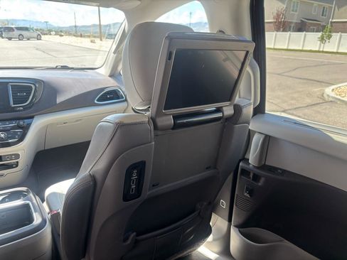 Used 2017 Chrysler Pacifica Touring-L Plus image 8