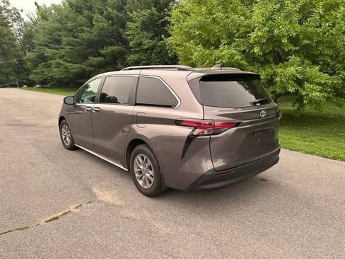 Used 2022 Toyota Sienna XLE AWD/4WD image 5