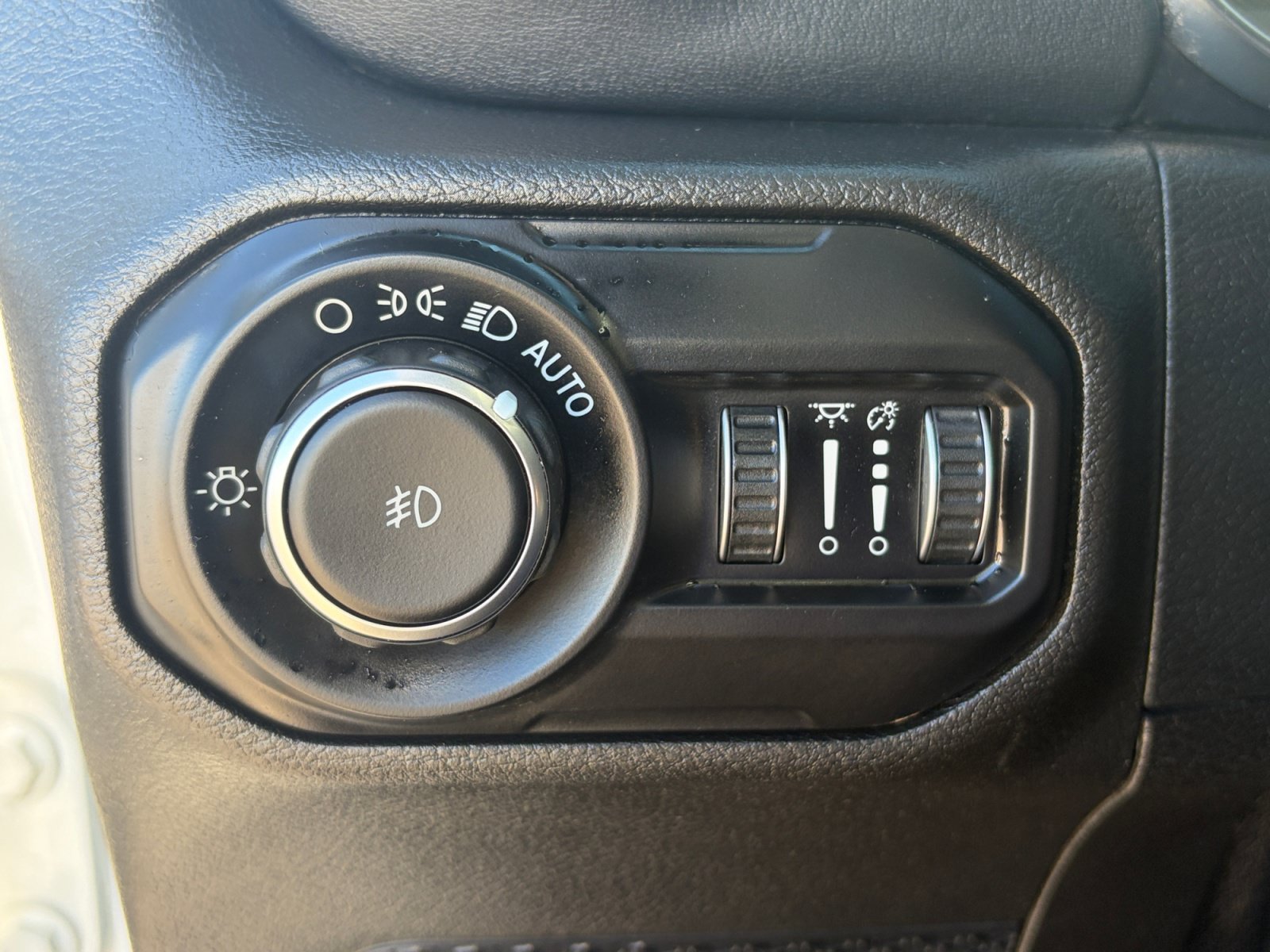 Used 2019 Jeep Wrangler Unlimited Sahara w/ Quick Order Package 24M Moab AWD/4WD image 35