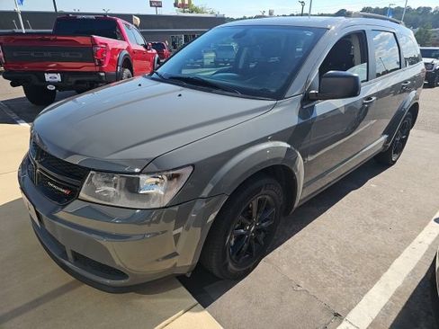 Used 2020 Dodge Journey SE w/ SE Popular Equipment Group FWD image 3