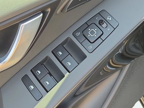 New 2025 Kia Niro SX image 14