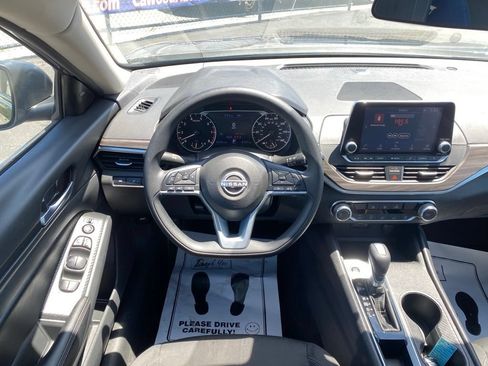 Used 2025 Nissan Altima 2.5 SV FWD image 18