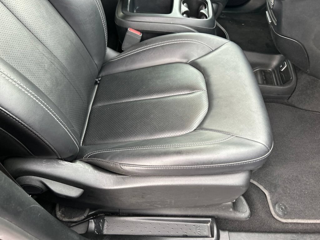 Used 2025 Chrysler Pacifica Select FWD image 39