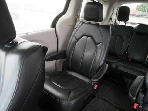 Used 2020 Chrysler Pacifica Touring-L FWD image 12