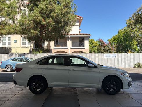 Certified 2023 Volkswagen Jetta SE w/ Panoramic Sunroof Package FWD image 6