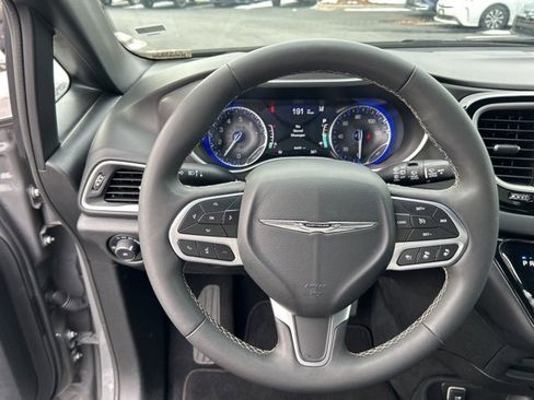 Used 2025 Chrysler Pacifica Select image 19