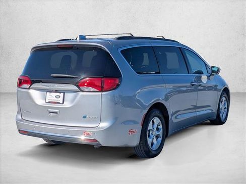 Used 2017 Chrysler Pacifica Premium image 5