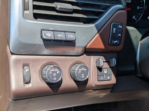 Used 2018 Chevrolet Suburban Premier AWD/4WD image 28