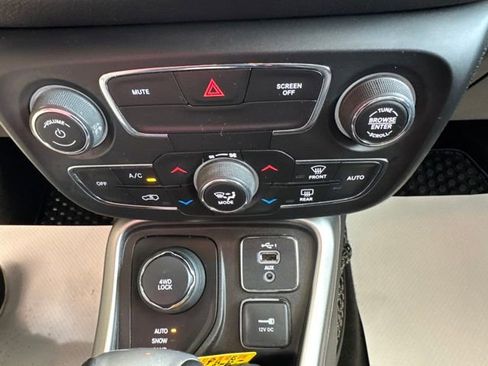 Used 2020 Jeep Compass Latitude AWD/4WD image 9