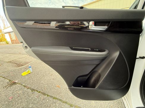 Used 2014 Kia Sorento SX Limited image 25