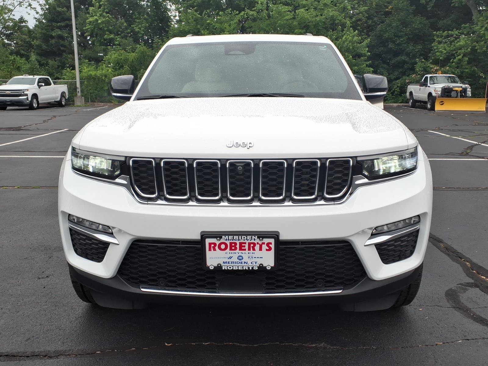 Used 2023 Jeep Grand Cherokee Limited w/ Luxury Tech Group II AWD/4WD image 2