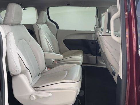 Used 2021 Chrysler Pacifica Limited w/ Uconnect Theater Family Group FWD image 24