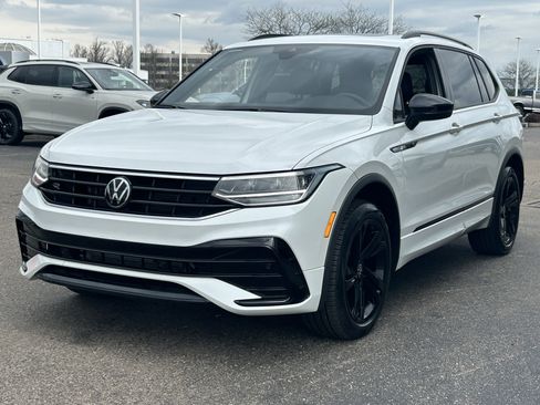Certified 2024 Volkswagen Tiguan SE R-Line image 3