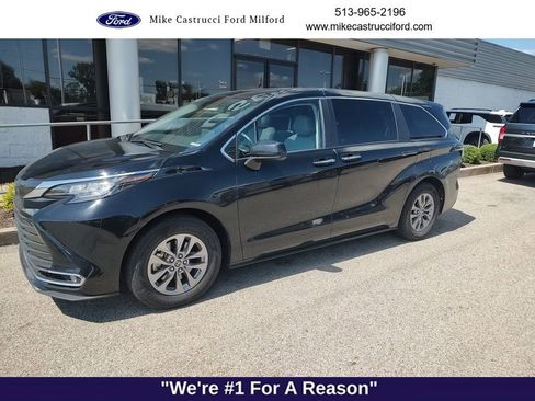 Used 2022 Toyota Sienna XLE FWD image 1