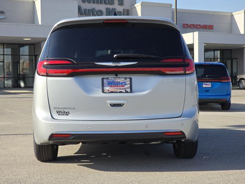 New 2026 Chrysler Pacifica Select image 19
