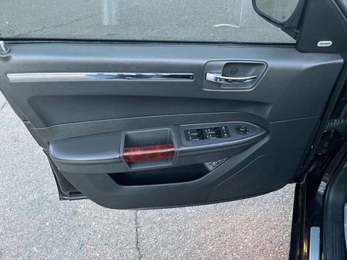 Used 2009 Chrysler 300 C w/ Luxury Group II AWD/4WD image 8