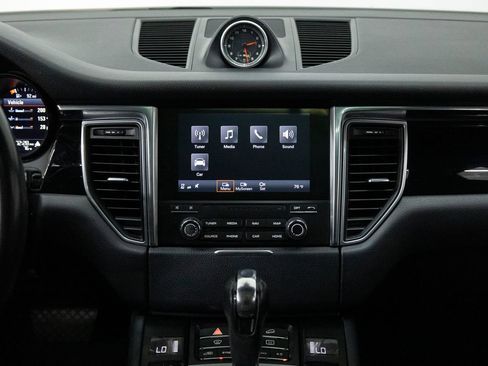 Certified 2018 Porsche Macan AWD/4WD image 14
