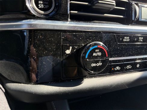 Used 2022 Nissan Pathfinder SV w/ SV Black Package image 28