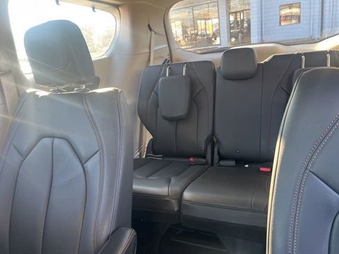 Used 2017 Chrysler Pacifica Touring-L image 18