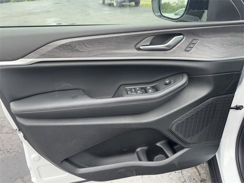 New 2025 Jeep Grand Cherokee Limited image 22