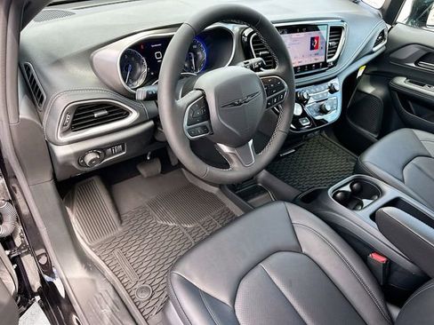 New 2025 Chrysler Pacifica Select w/ Fav Edition Package image 6